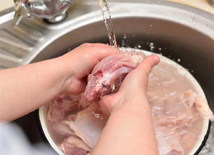 Chuyên gia chỉ ra lý do không nên rửa thịt gà trước khi nấu 2