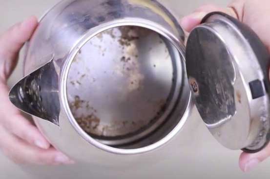 Ấm siêu tốc có cặn bẩn dày đến đâu, cách này dễ dàng lấy ra trong 5 phút