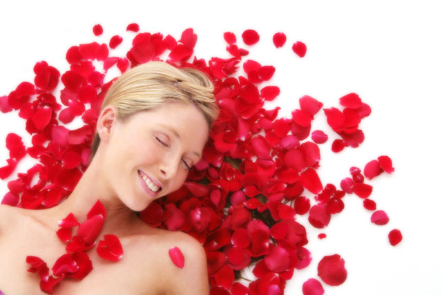 Công thức đá viên từ hoa hồng giúp thu nhỏ lỗ chân lông chị em nào cũng nên biết