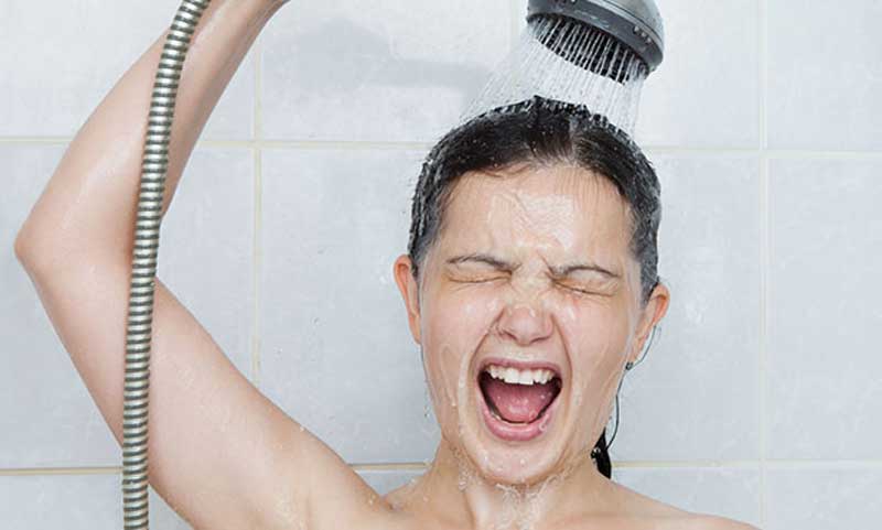 Sai lầm nghiêm trọng khiến da càng nứt nẻ, bong tróc