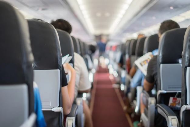 Tiếp viên hàng không tiết lộ lí do vì sao không nên cởi giày hoặc đi chân trần khi đi máy bay