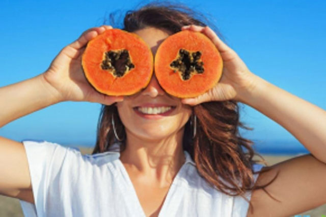 Mẹo "cấp cứu" mái tóc khô xơ, cháy nắng bằng mặt nạ đu đủ