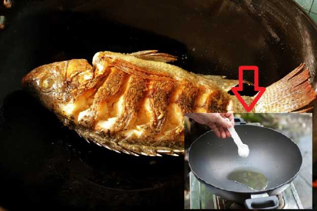 Rán cá chỉ cần thêm 1 thìa này vào chảo, cá vàng giòn cả 2 mặt, không lo dính chảo