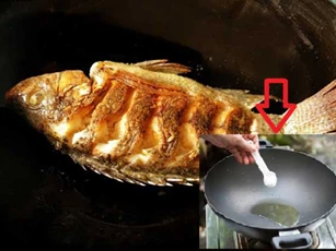 Rán cá chỉ cần thêm 1 thìa này vào chảo, cá vàng giòn cả 2 mặt, không lo dính chảo