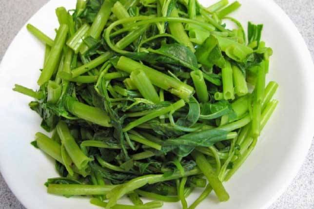 Luộc rau muống chỉ thả nước lạnh và muối là chưa đủ: Thả thêm thứ này vào rau xanh mướt giòn sần sật