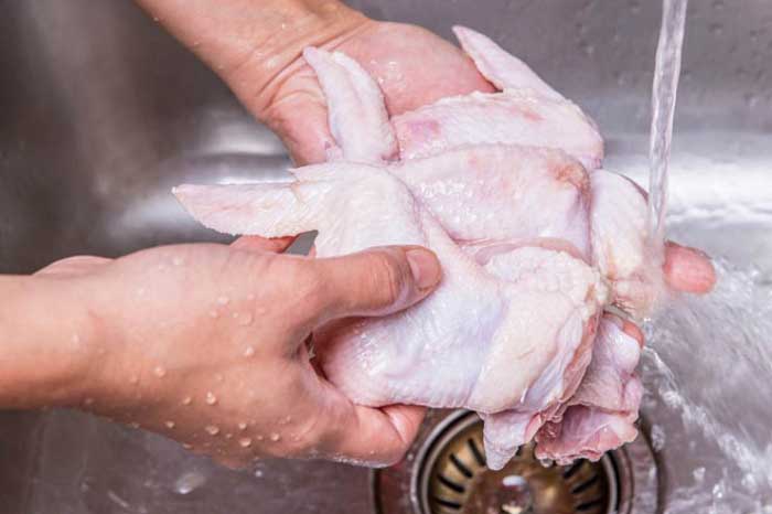 Chuyên gia chỉ ra lý do không nên rửa thịt gà trước khi nấu