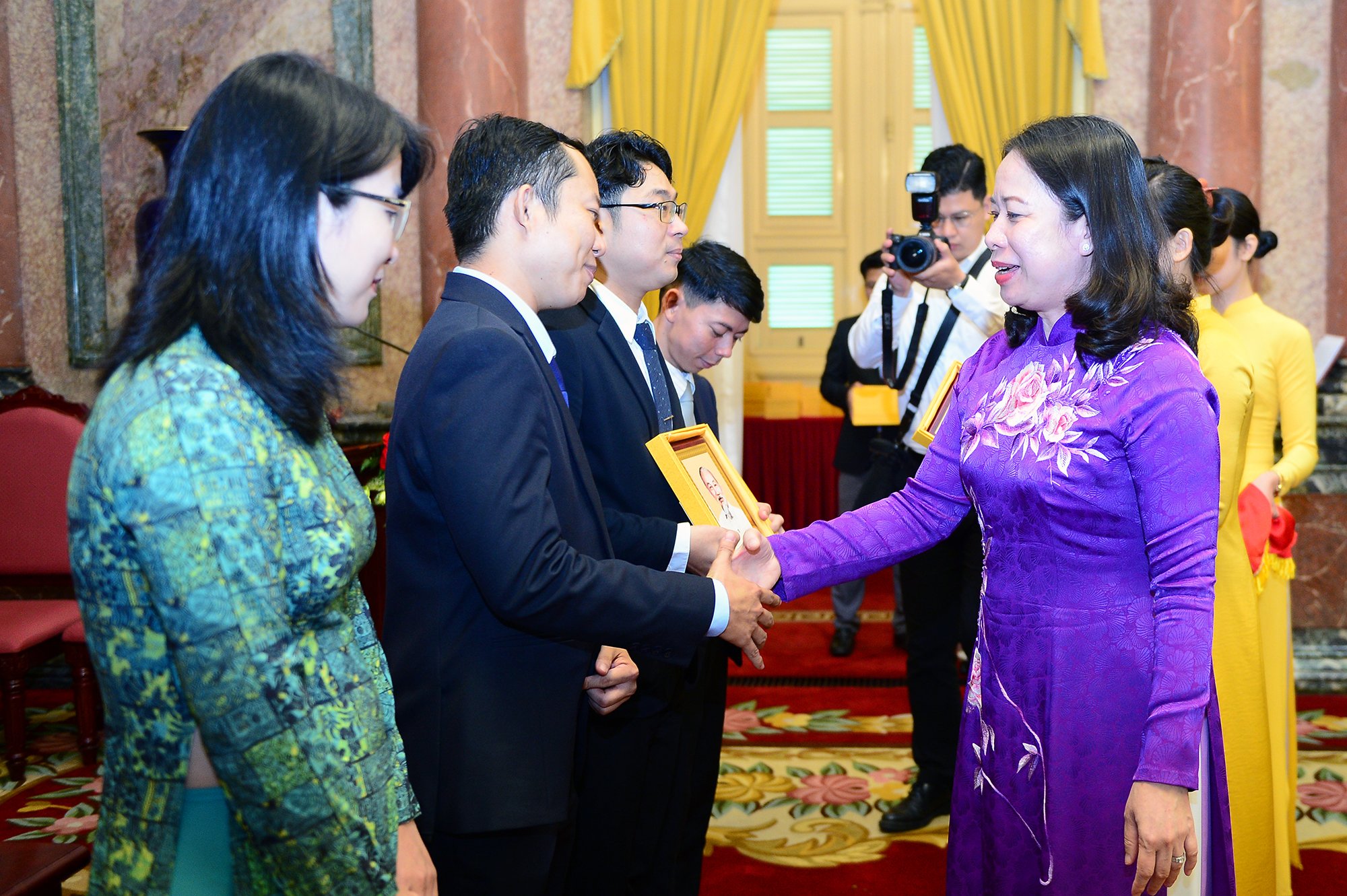 Phó Chủ tịch nước Võ Thị Ánh Xuân tặng ảnh Chủ tịch Hồ Chí Minh cho các tài năng trẻ khoa học công nghệ năm 2022