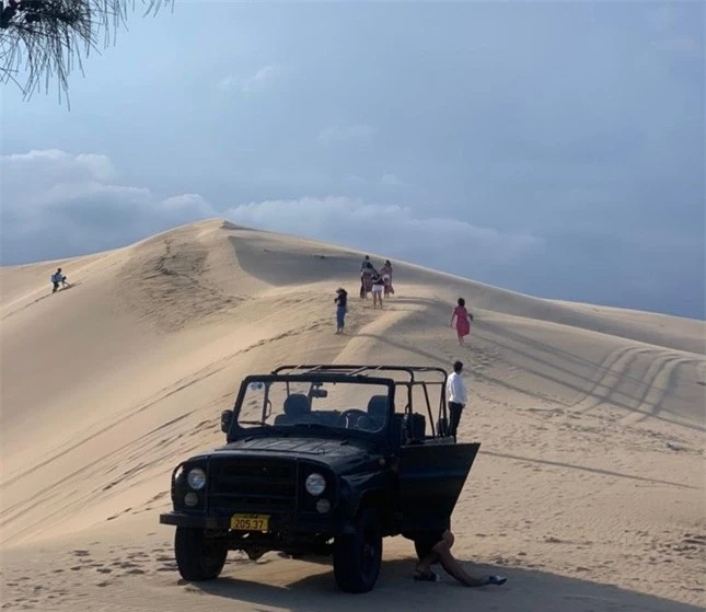 Khách du lịch thích thú trải nghiệm đồi cát hoang sơ ở Ninh Thuận ảnh 4