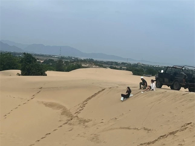 Khách du lịch thích thú trải nghiệm đồi cát hoang sơ ở Ninh Thuận ảnh 5