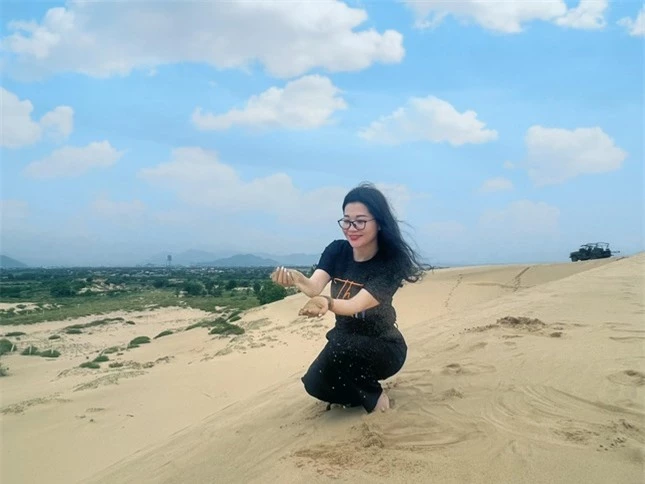 Khách du lịch thích thú trải nghiệm đồi cát hoang sơ ở Ninh Thuận ảnh 6
