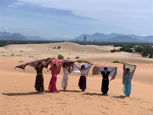 Khách du lịch thích thú trải nghiệm đồi cát hoang sơ ở Ninh Thuận ảnh 7