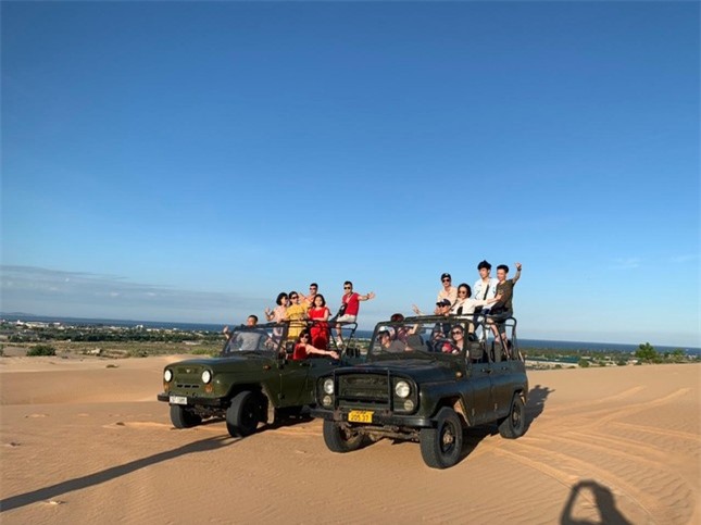Khách du lịch thích thú trải nghiệm đồi cát hoang sơ ở Ninh Thuận ảnh 8
