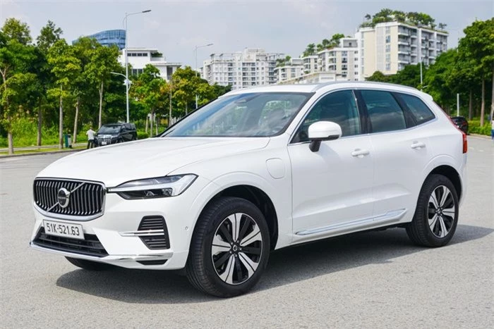  Volvo XC60 được xếp dưới XC90 và cao hơn XC40. Mẫu SUV này có kích thước tổng thể 4.708 x 1.999 x 1.656 mm (dài x rộng x cao), chiều dài cơ sở 2.865 mm. 