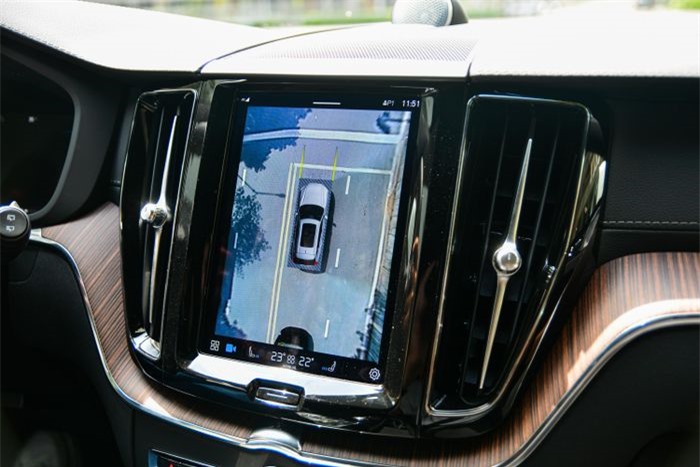 Vị trí trung tâm là màn hình 9,7 inch hỗ trợ Apple CarPlay. Các thao tác chuyển chế độ lái hay sử dụng động cơ xăng - điện đều thông qua màn hình này. 