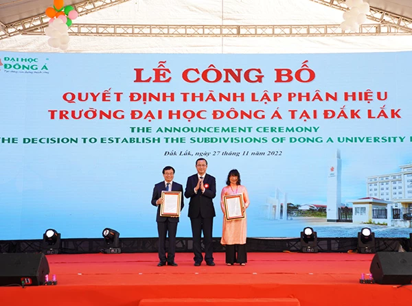 Thứ trưởng Bộ GD&ĐT Nguyễn Văn Phúc trao Quyết định thành lập Phân hiệu ĐH Đông Á tại Đăk Lăk và Quyết định cho phép Phân hiệu bắt đầu hoạt động tuyển sinh và đào tạo.