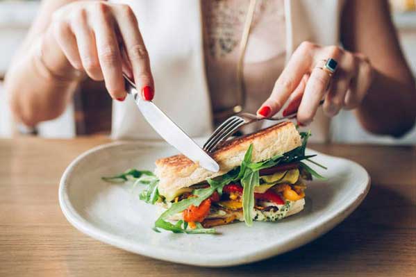 Vạch mặt 4 thói quen xấu khi ăn sáng mà rất nhiều người mắc, bỏ ngay trước khi quá muộn