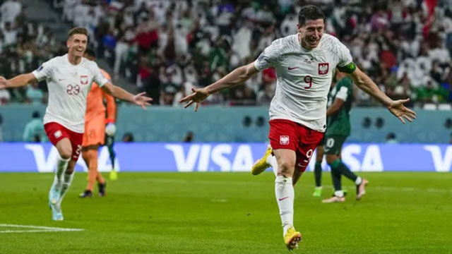 Lewandowski 'mở tài khoản' tại World Cup, Ba Lan đút túi 3 điểm
