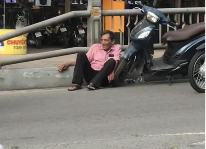 Người dân phát hiện nghệ sĩ Thương Tín ngồi bệt bên lề đường ở Sài Gòn, trạng thái bất ổn