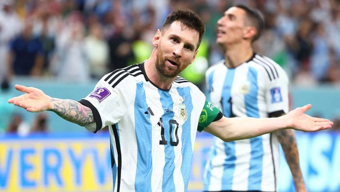 Messi lại bị chê cười vì... đi bộ ở World Cup 2022