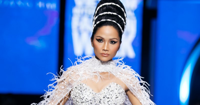 Hoa hậu H'Hen Niê quyến rũ khi mặc đầm cưới 'tôn vinh' vòng 1, xẻ cao khoe chân