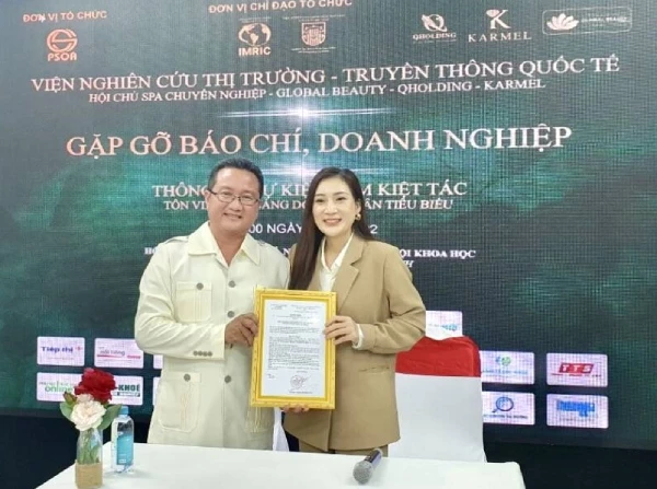 ThS Hồ Minh Sơn trao quyết định bổ nhiệm cho bà Nguyễn Thị Nga – Trưởng Ban tổ chức.