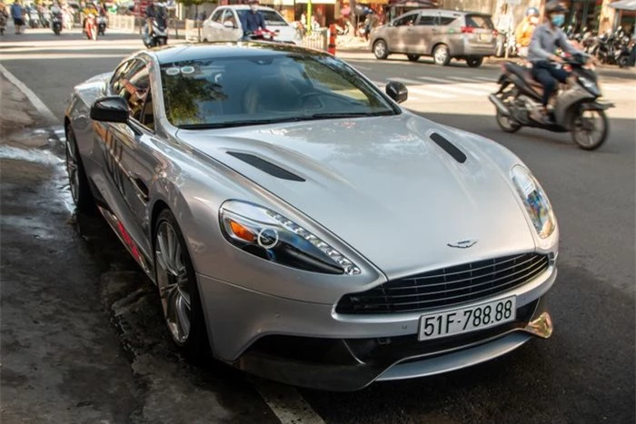  Một chiếc Aston Martin Vanquish bất ngờ xuất hiện trên tuyến phố trung tâm TP.HCM. Đây là một trong 6 chiếc Vanquish đang xuất hiện tại Việt Nam. 