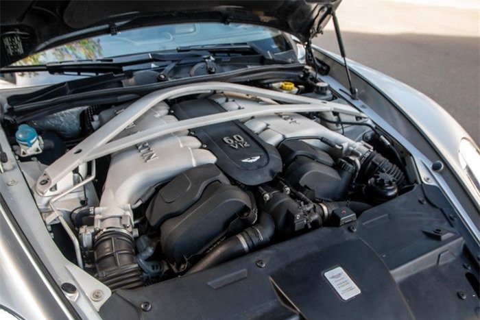  Cung cấp sức mạnh cho Aston Martin Vanquish là khối động cơ V12, dung tích 6.0L hút khí tự nhiên, sản sinh công suất cực đại 568 mã lực và 630 Nm mô-men xoắn. Kết hợp với hộp số bán tự động 6 cấp Touchtronic và hệ dẫn động cầu sau, xe chạm mốc 100 km/h trong 3,6 giây từ trạng thái tĩnh, tốc độ tối đa đạt 324 km/h. 