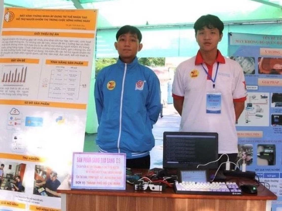 Huỳnh Minh Nhật (trái) và Trịnh Quốc Huy tại kỳ thi Tin học trẻ toàn quốc lần thứ 26.