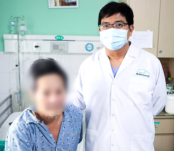 BSCKI Huỳnh Đắc Anh, khoa Ngoại - Bệnh viện Gia Đình thăm hỏi, động viện bệnh nhân Ngo Văn N khi ông xuất viện ngày 26/11