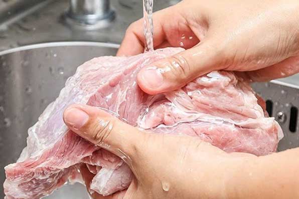 Bà nội trợ nào cũng rửa thịt kiểu này mà không biết chính tay mình đã làm chất độc tăng lên gấp 10 lần