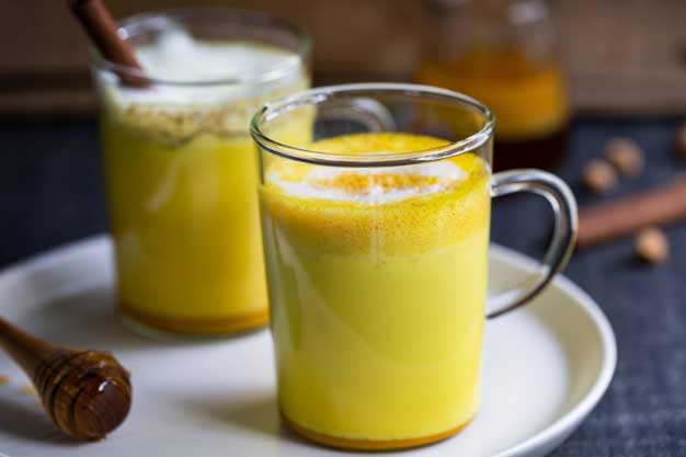 Vào khung giờ vàng uống một cốc sinh tố tinh bột nghệ đánh bay thâm mụn, da dẻ mịn màng