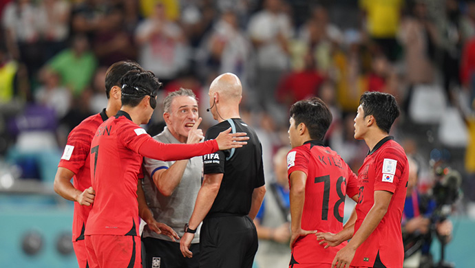 HLV Bento nhận thẻ đỏ, lỡ trận Hàn Quốc vs Bồ Đào Nha