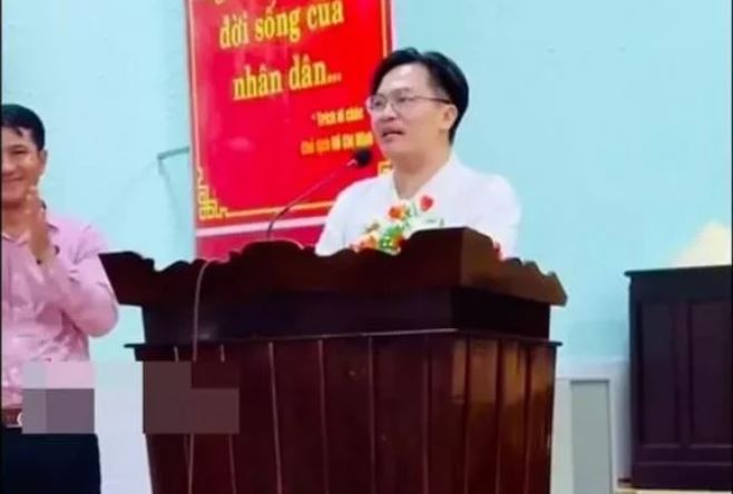 MC Đại Nghĩa bị điện giật khi đang phát biểu, phản ứng của khán giả gây chú ý