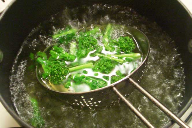 Muốn luộc rau vừa xanh vừa giòn chỉ cần thêm 1 bước đơn giản, ai cũng làm được