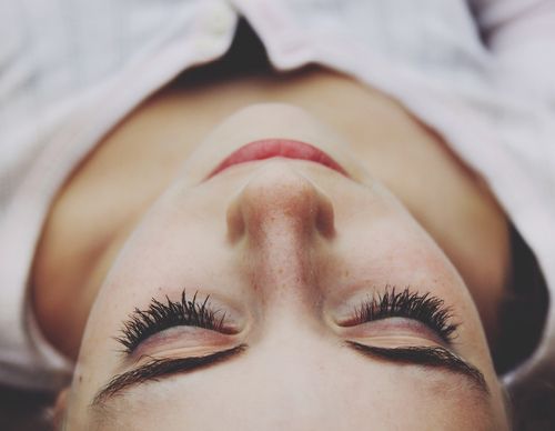 Kích mi dài tự nhiên với bí quyết ai cũng làm được