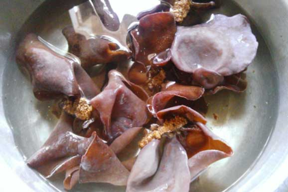 Ngâm mộc nhĩ kiểu này chẳng khác gì "nhúng" vào thuốc độc, chớ dại mà làm theo