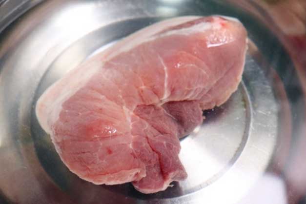 Đầu bếp mách bạn cách rã đông thịt nhanh nhất mà tươi ngon như mới mua