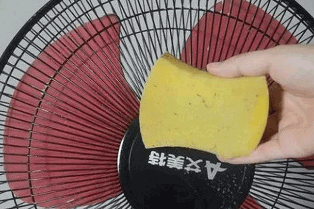 Cách vệ sinh quạt không cần dùng nước hay tháo khung, chỉ 5 phút là quạt sạch như mới