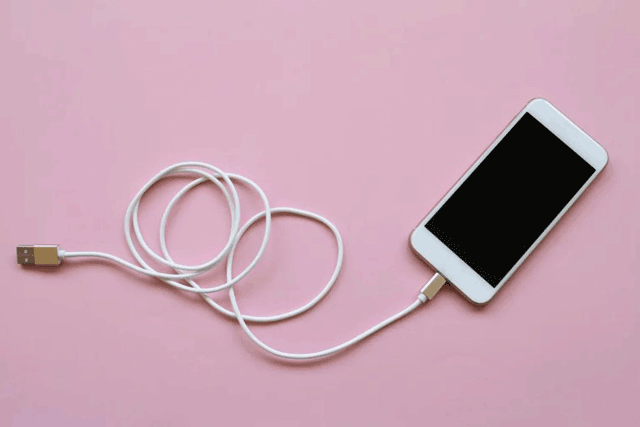 4 thói quen tưởng vô hại nhưng phá hủy pin điện thoại hàng đầu, số 3 nhiều người mắc phải nhất