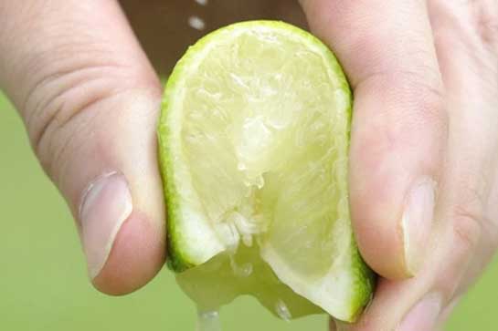 Vắt quả chanh vào nồi cơm trước khi nấu: Mẹo nhỏ ít ai biết mà chất lượng khỏi bàn