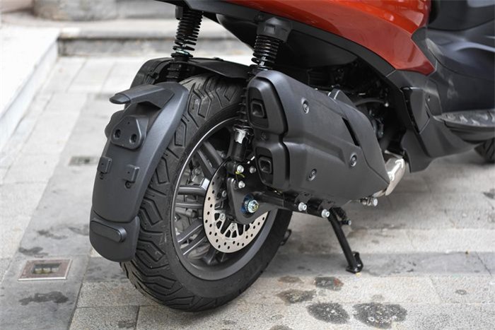  Về công nghệ an toàn, mẫu xe này có hệ thống phanh ABS 2 kênh và hệ thống chống trượt ASR. 
