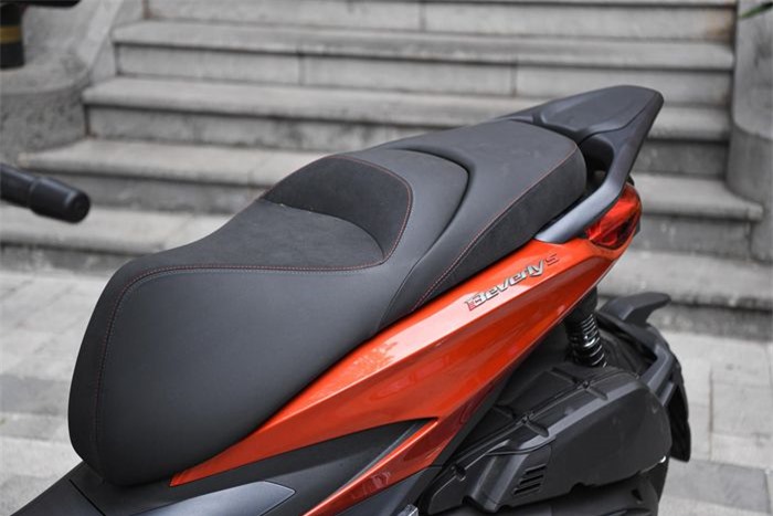  Beverly có chiều cao yên 790 mm và mang thiết kế 2 tầng. 