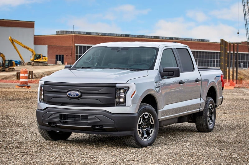 2. Ford F-150 Lightning Platinum Extended Range 2023 (giá khởi điểm: 98.669 USD).