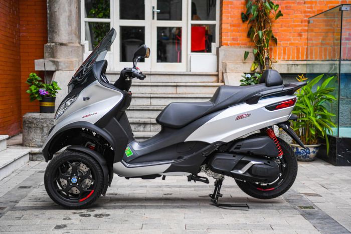 Chi ti&#x1EBF;t Piaggio MP3 - Xe tay ga 3 b&#xE1;nh gi&#xE1; 330 tri&#x1EC7;u &#x111;&#x1ED3;ng