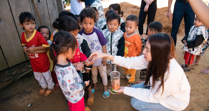 Thùy Tiên đến miền Trung làm từ thiện, trao quà cho các em nhỏ ở nơi "không có điện, không có sóng"