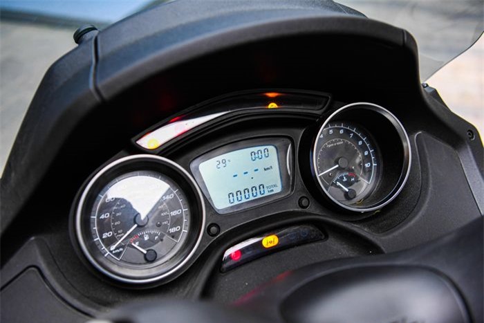  Bảng đồng hồ của MP3 bán tại Việt Nam kết hợp giữa đồng hồ cơ và một màn hình LCD ở giữa hiển thị thông tin về quãng đường, thời gian, mức tiêu thụ nhiên liệu... Ở thế hệ mới bán tại châu Âu, MP3 400 chuyển sang màn hình điện tử TFT 7 inch. 