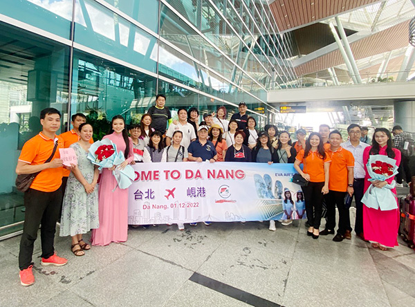 Trung tâm Xúc tiến du lịch Đà Nẵng chào đón chuyến bay đầu tiên của hãng hàng không Eva Air đưa du khách từ Đài Loan trở lại Đà Nẵng ngày 1/12/2022.