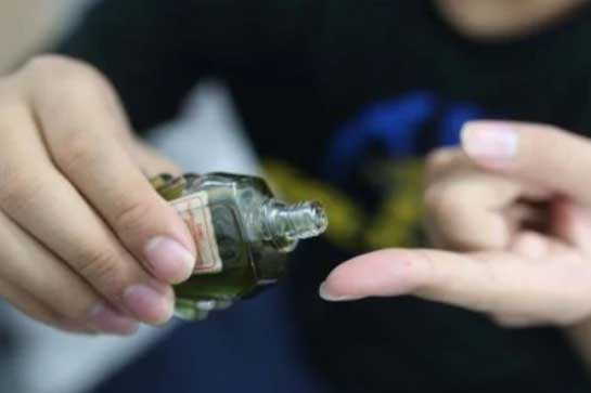 Nhỏ 1 giọt dầu gió vào rốn trước khi ngủ sau 1 tuần bạn sẽ thấy hiệu quả không ngờ