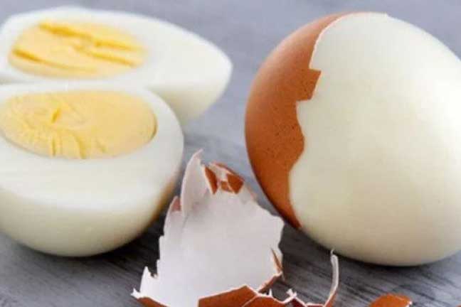 Luộc trứng đừng chỉ bỏ nước lạnh: Thả thứ này vào trứng dễ bóc vỏ bùi ngậy giàu dinh dưỡng hơn