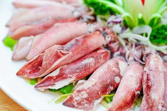 Thả thứ nước vừa mát vừa bổ này vào hấp mực: Món ăn hết sạch mùi tanh thơn ngon giàu dinh dưỡng gấp đôi